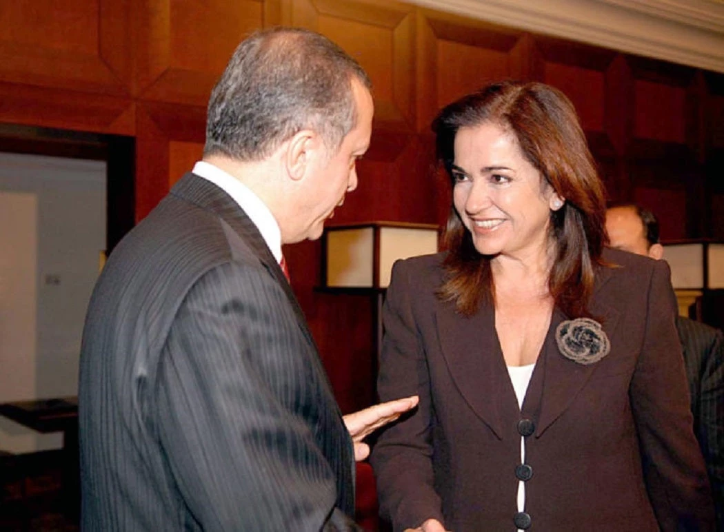 «H Ντόρα Χριστοφοράκου-Μαρινάκη υποβάλει τα σέβη στον Σουλτάνο»: Καμμένος κατά Μπακογιάννη για την παρουσία της στην ορκωμοσία Ερντογάν